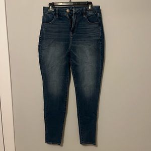 Curvy high-rise American eagle jeans. Size 10. In great condition.